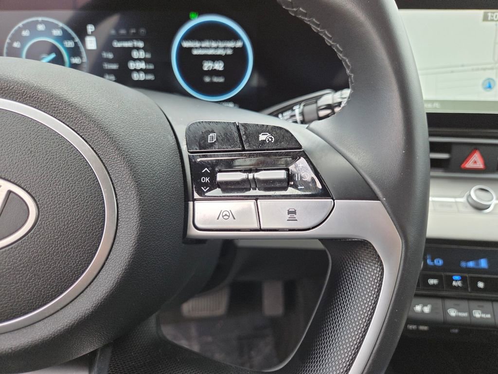 Used 2025 Hyundai Elantra Limited image 28