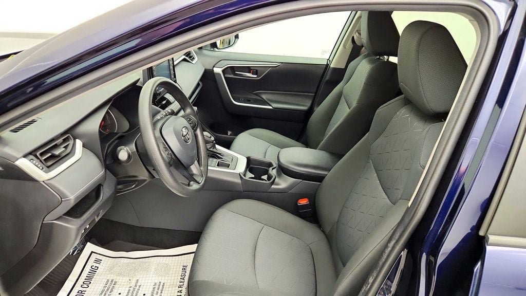 Used 2021 Toyota RAV4 XLE AWD/4WD image 18