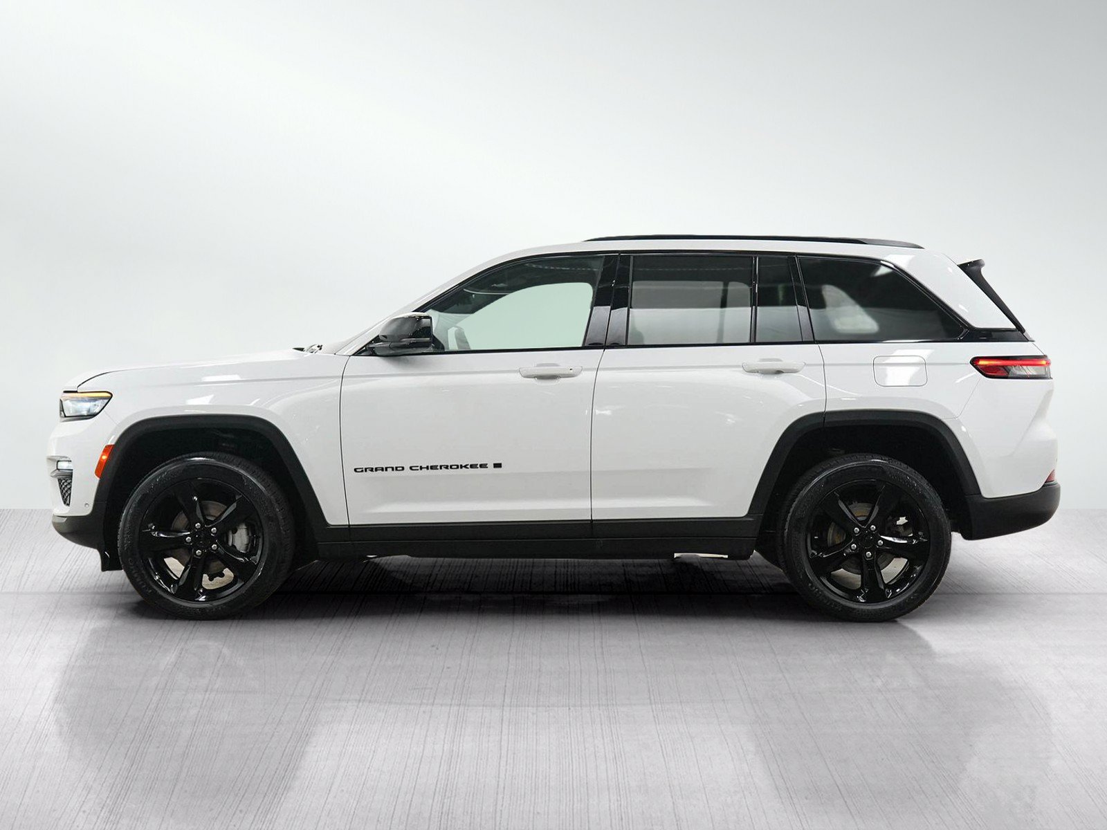 Used 2024 Jeep Grand Cherokee Limited w/ Luxury Tech Group II AWD/4WD image 2