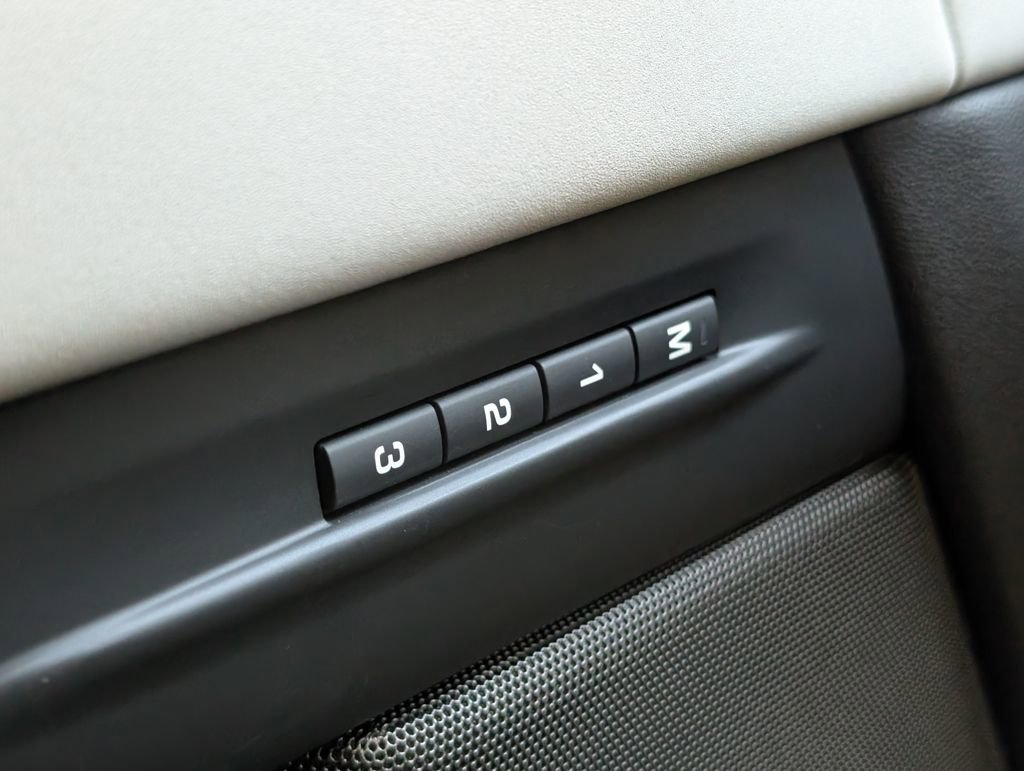 Certified 2025 Land Rover Range Rover Evoque Dynamic SE image 26