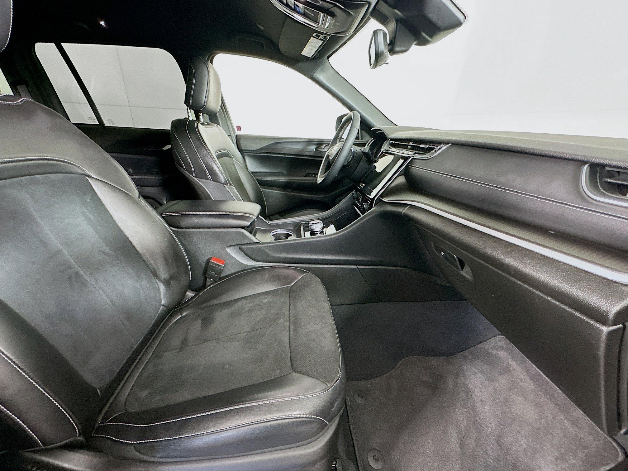 Used 2023 Jeep Grand Cherokee Altitude image 29