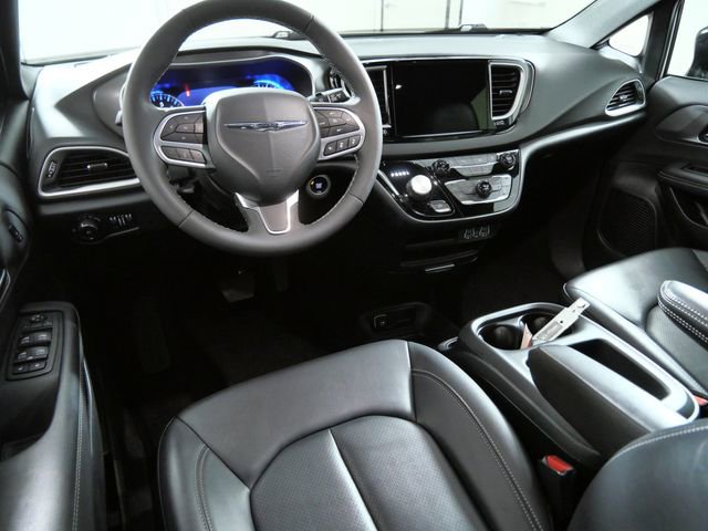 Used 2025 Chrysler Pacifica Select FWD image 4
