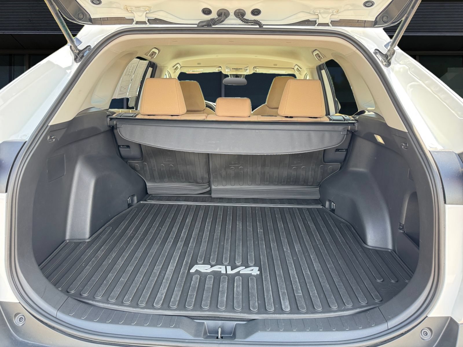 Used 2025 Toyota RAV4 XLE AWD/4WD image 10