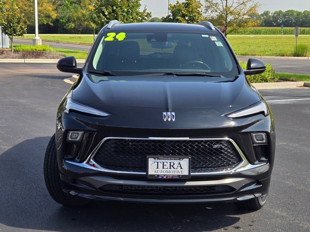 Used 2024 Buick Encore GX Sport Touring FWD image 2