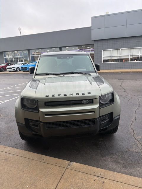 Used 2025 Land Rover Defender 110 X-Dynamic SE image 3