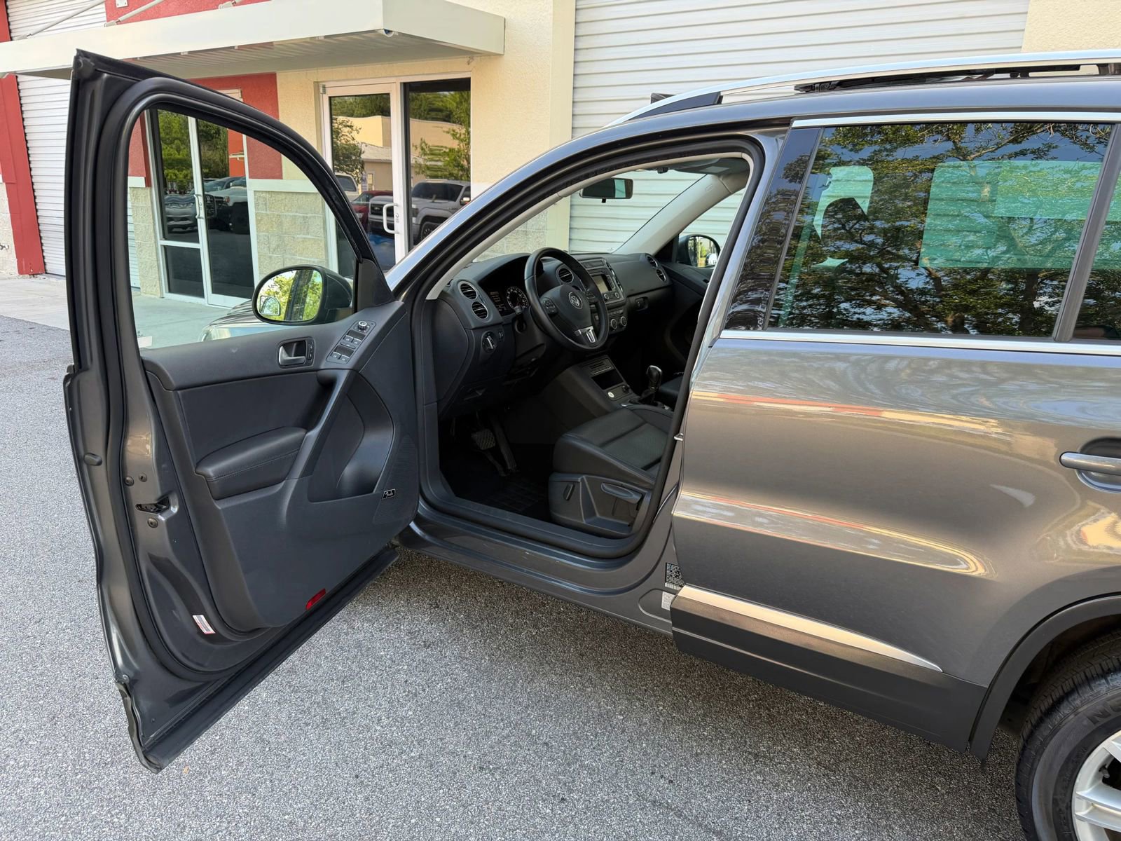 Used 2014 Volkswagen Tiguan S FWD image 33