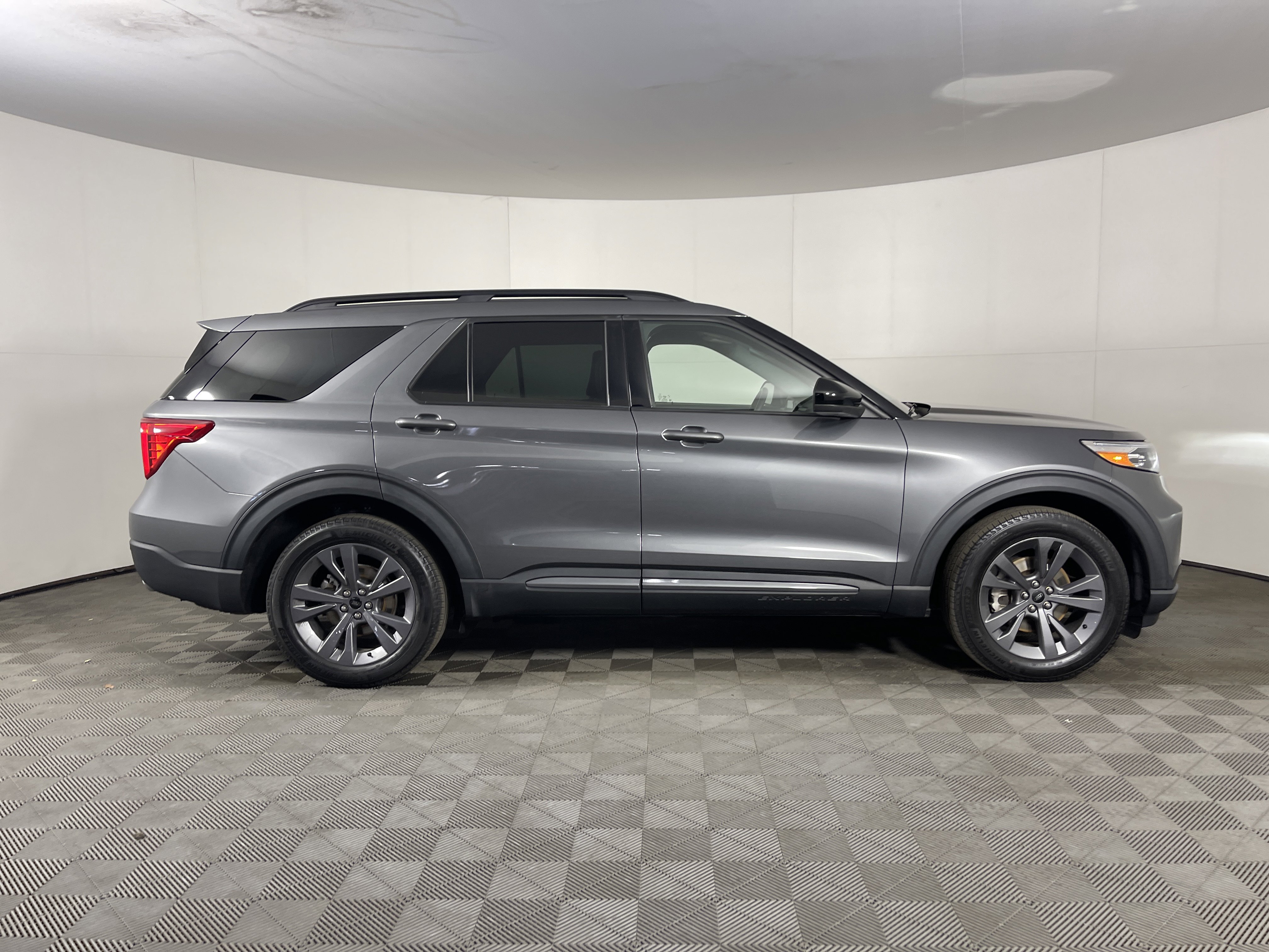 Used 2022 Ford Explorer XLT w/ Equipment Group 202A image 5