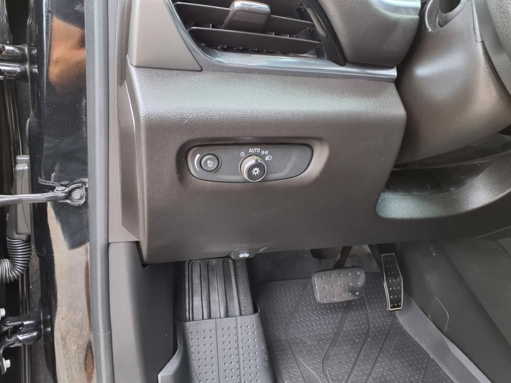 Used 2021 Chevrolet Traverse LS AWD/4WD image 18