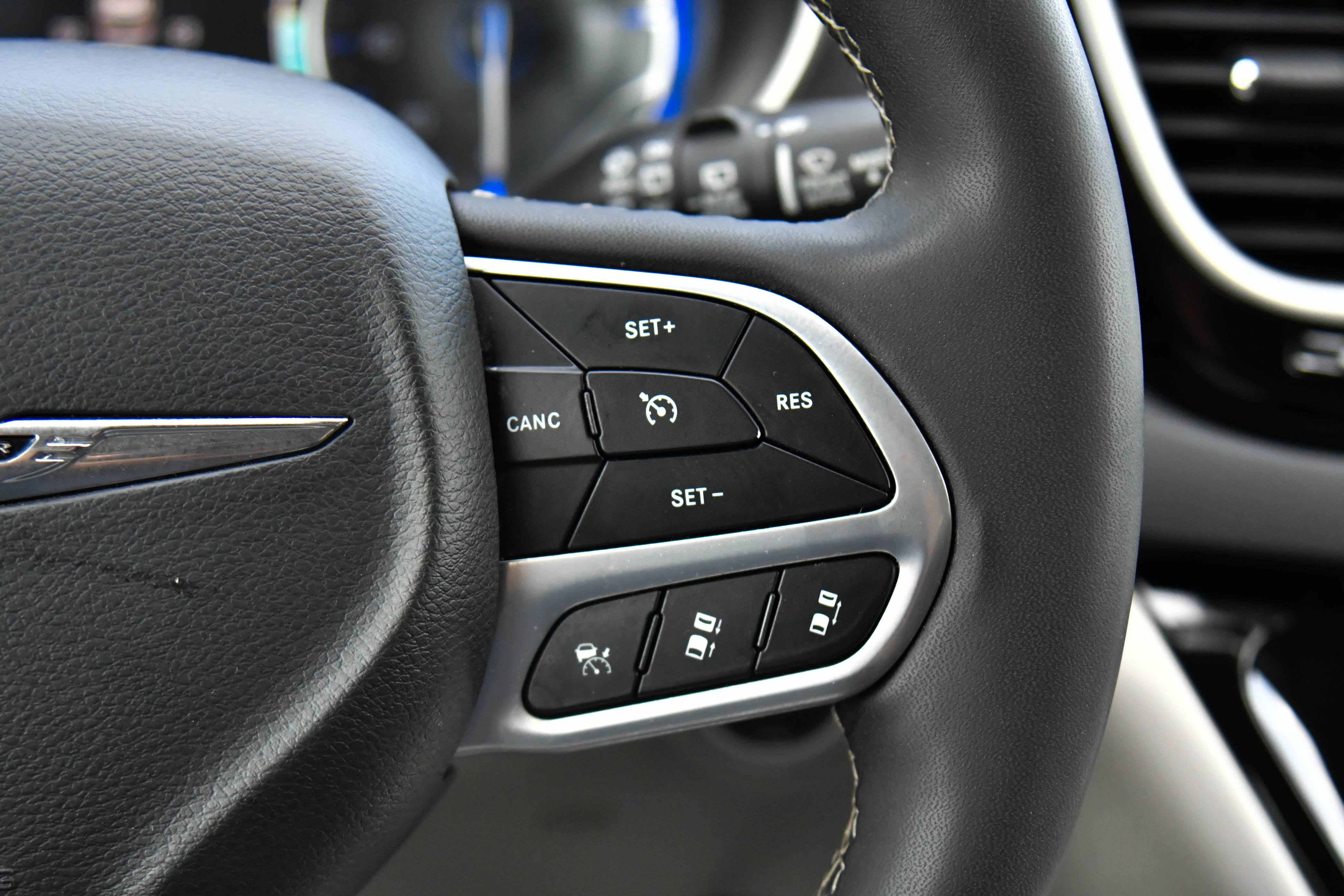 Used 2023 Chrysler Pacifica Touring-L image 32