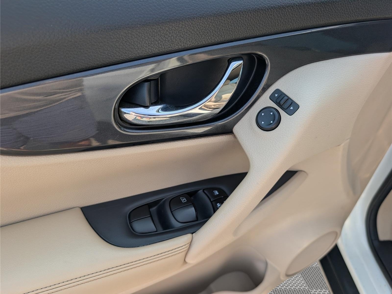Used 2018 Nissan Rogue SV AWD/4WD image 19