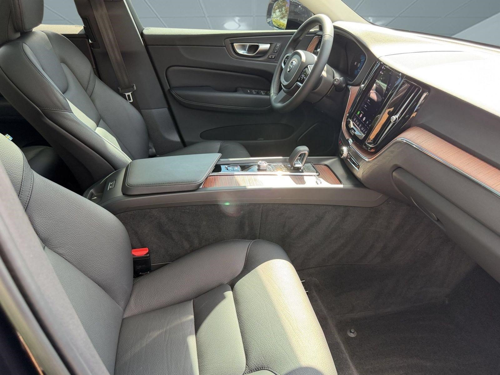 Used 2023 Volvo XC60 B5 Plus w/ Climate Package AWD/4WD image 25