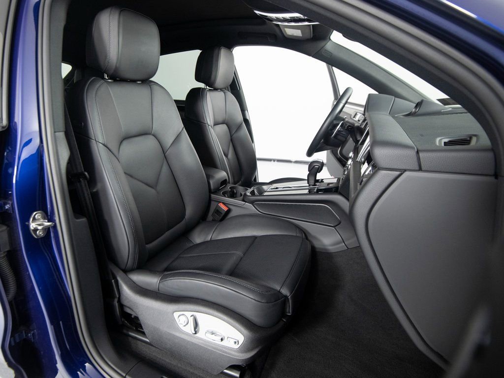 Used 2025 Porsche Macan image 31