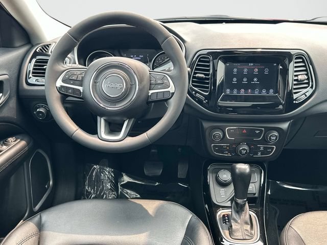 Used 2021 Jeep Compass Latitude w/ Sun and Sound Group AWD/4WD image 2