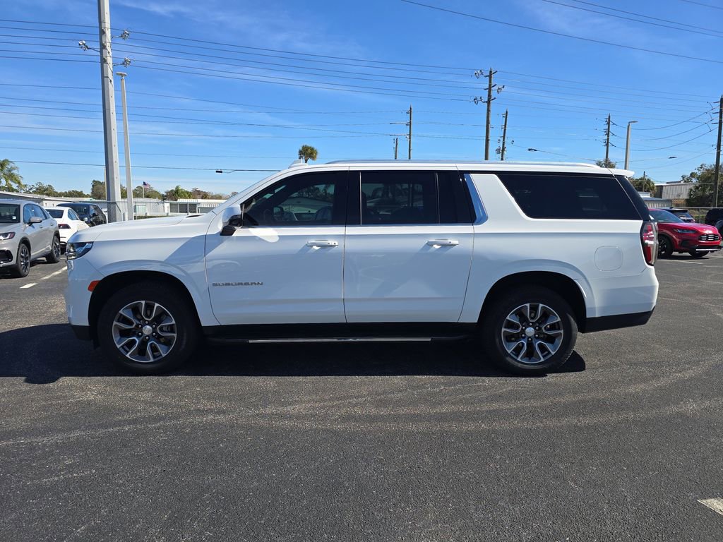 Used 2022 Chevrolet Suburban LT w/ Luxury Package RWD image 6