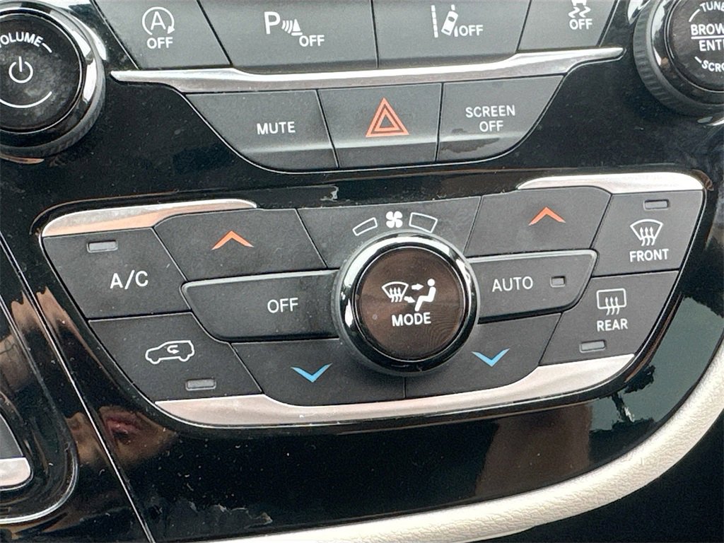 Used 2022 Chrysler Pacifica Touring-L image 15