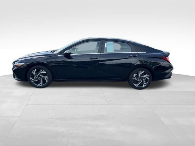 Used 2025 Hyundai Elantra SEL FWD image 4