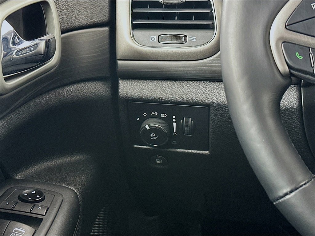 Used 2021 Jeep Grand Cherokee Laredo X image 27