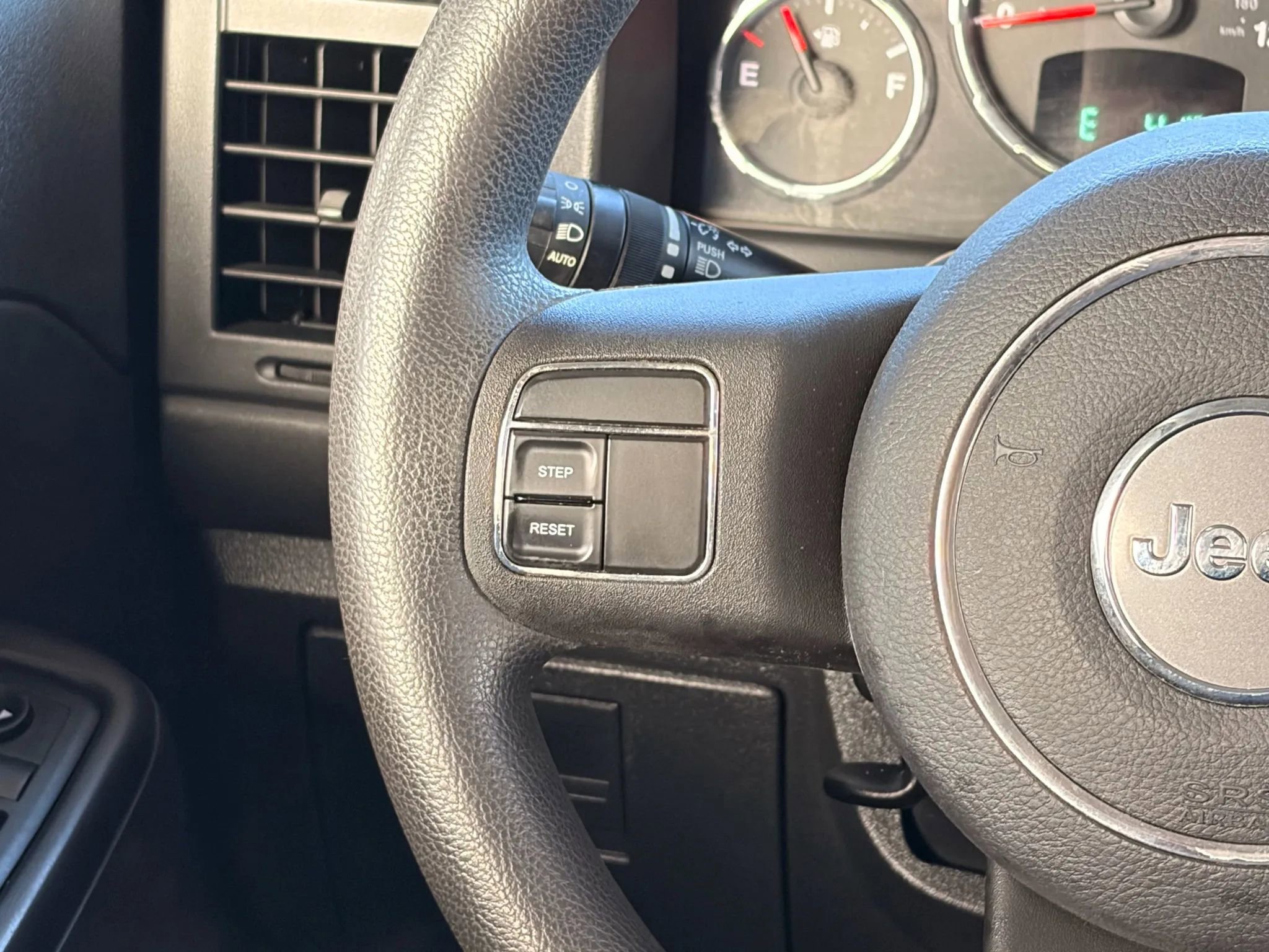 Used 2012 Jeep Liberty Sport w/ Driver Convenience Group image 75