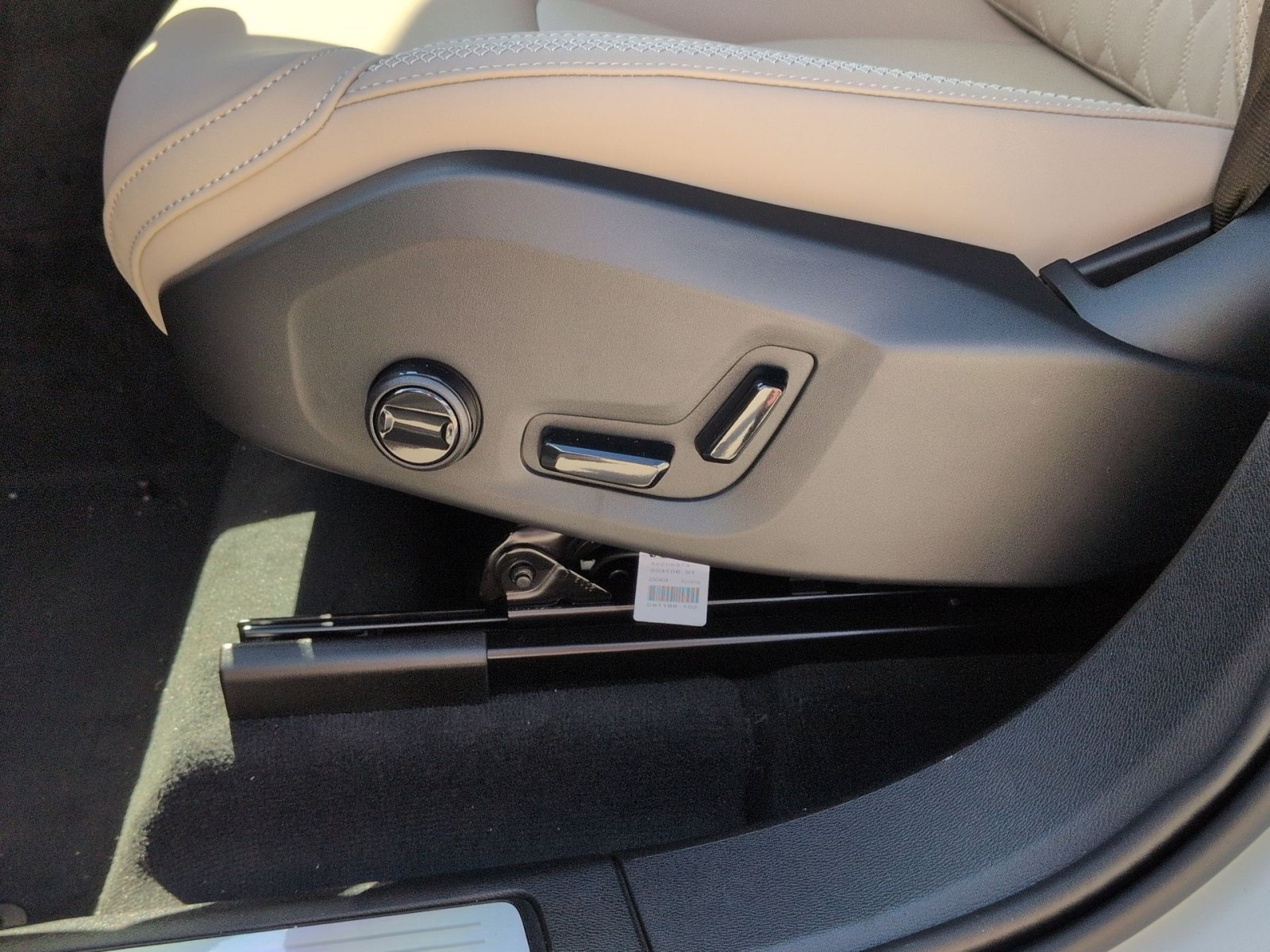 New 2026 Volvo XC60 T8 Plus w/ Protection Package Premier AWD/4WD image 22