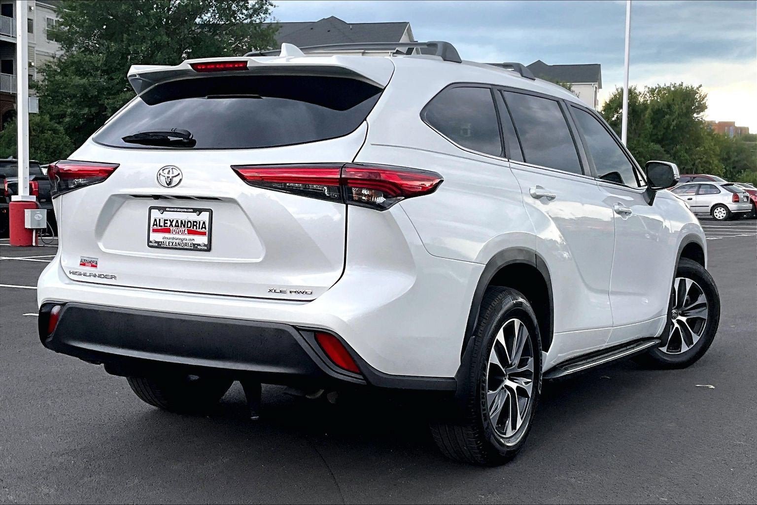 Used 2023 Toyota Highlander XLE AWD/4WD image 12