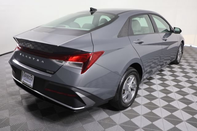 Certified 2024 Hyundai Elantra SE FWD image 8