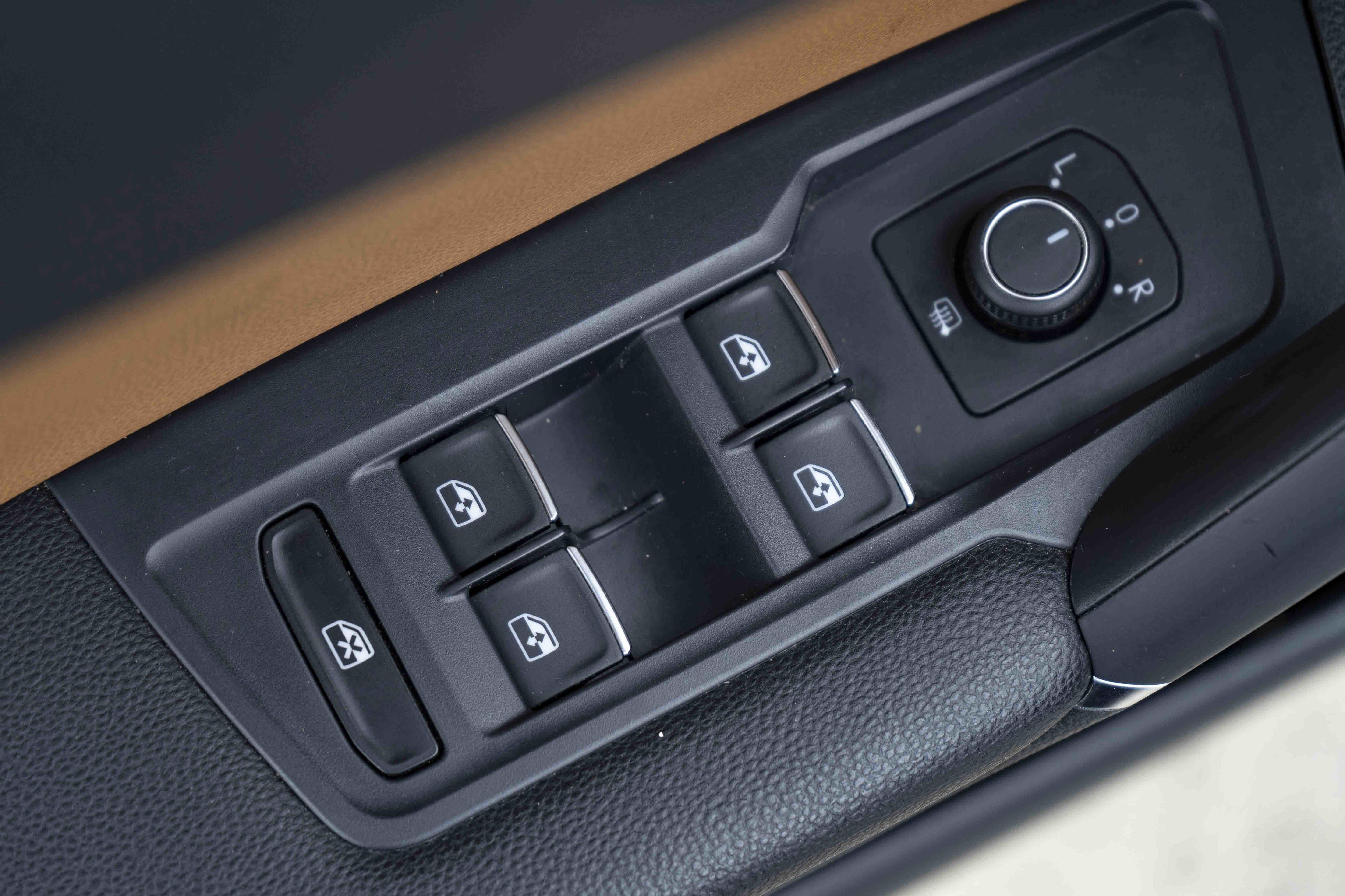 Used 2018 Volkswagen Tiguan SE image 37