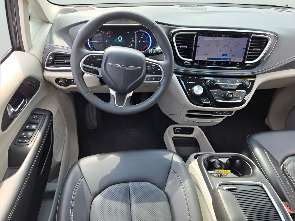 Used 2023 Chrysler Pacifica Touring-L FWD image 24