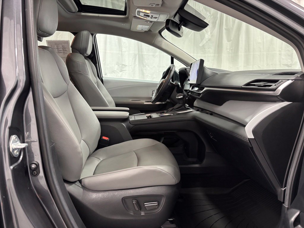 Used 2025 Toyota Sienna XLE AWD/4WD image 65