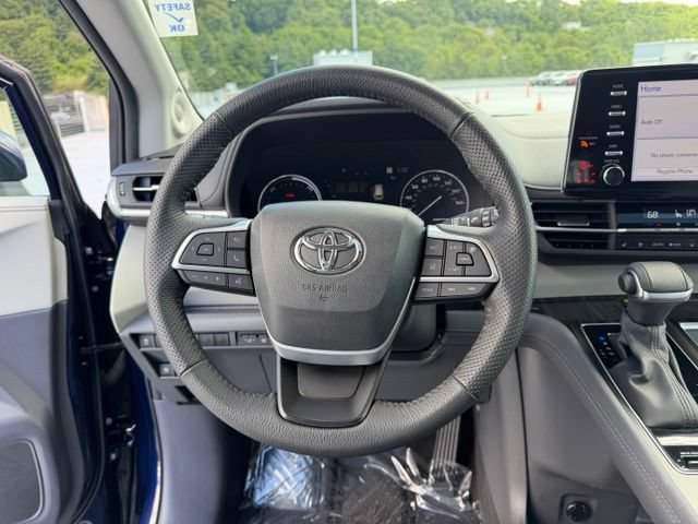 Certified 2024 Toyota Sienna Limited FWD image 18