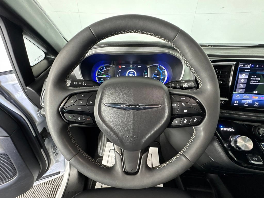 Certified 2024 Chrysler Pacifica Limited FWD image 11