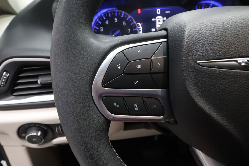 Used 2023 Chrysler Pacifica Touring-L FWD image 27