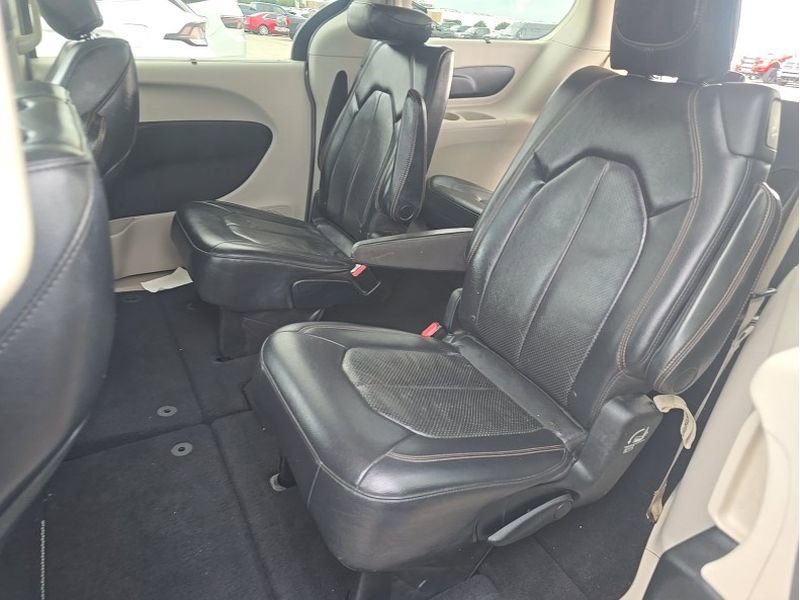 Used 2018 Chrysler Pacifica Touring-L FWD image 12