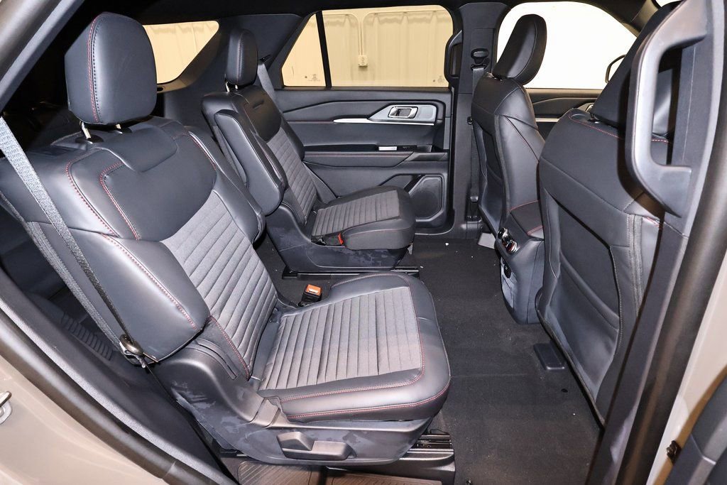 New 2026 Ford Explorer ST-Line w/ ST-Line Street Pack image 18