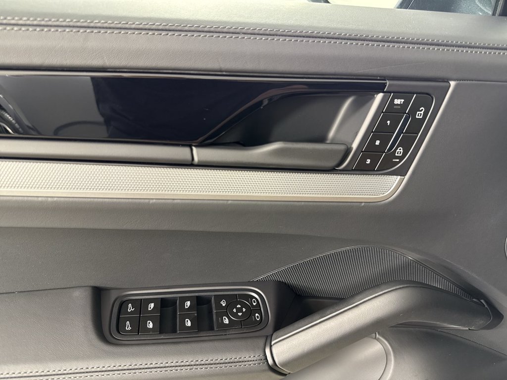 New 2026 Porsche Cayenne Coupe AWD/4WD image 33
