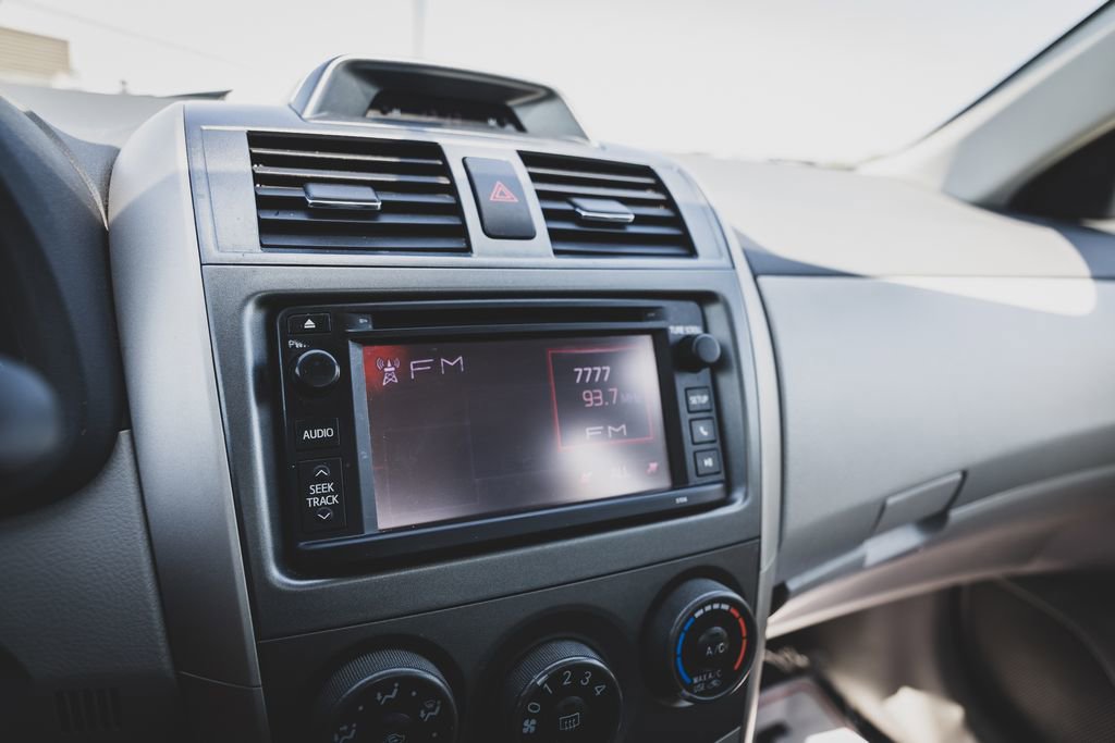 Used 2013 Toyota Corolla LE FWD image 11