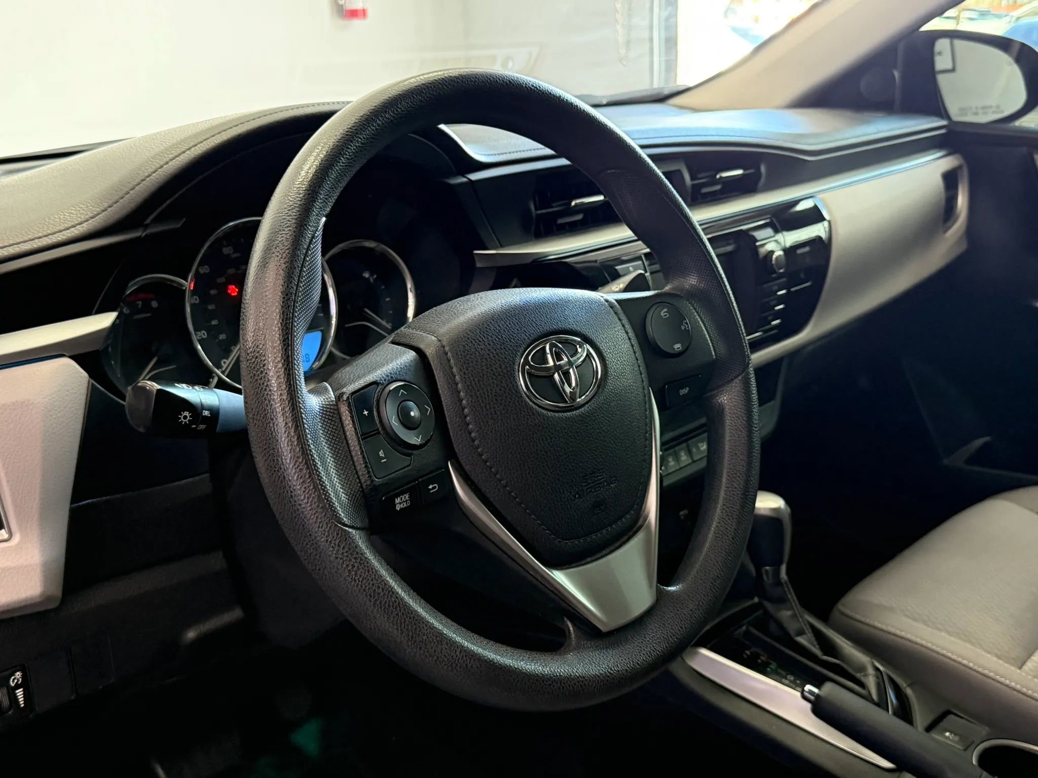 Used 2016 Toyota Corolla LE FWD image 9