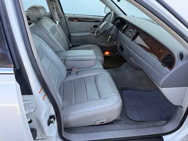 Used 2002 Lincoln Town Car Executive RWD image 13