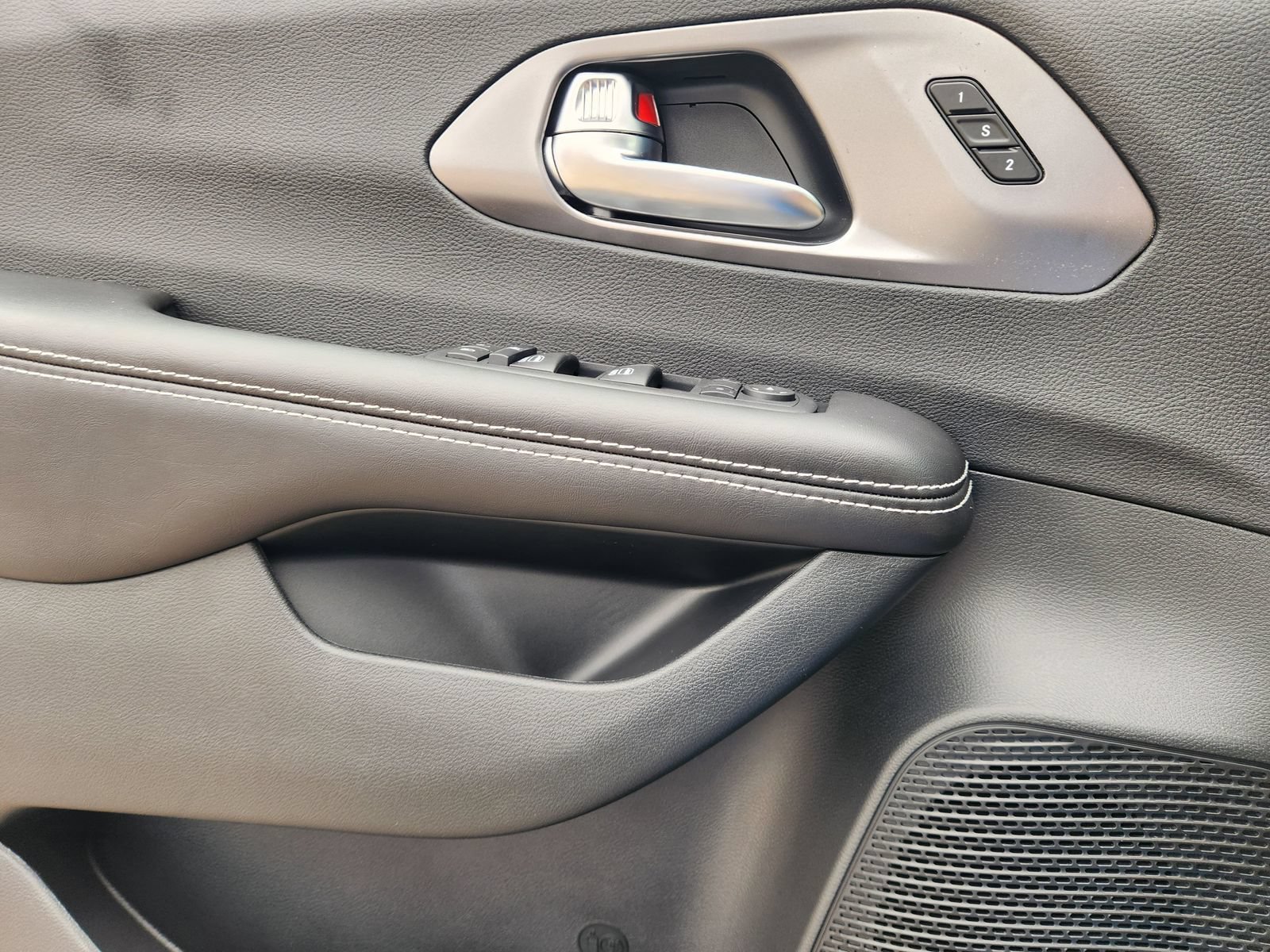 New 2026 Chrysler Pacifica Select w/ S Appearance Package FWD image 18