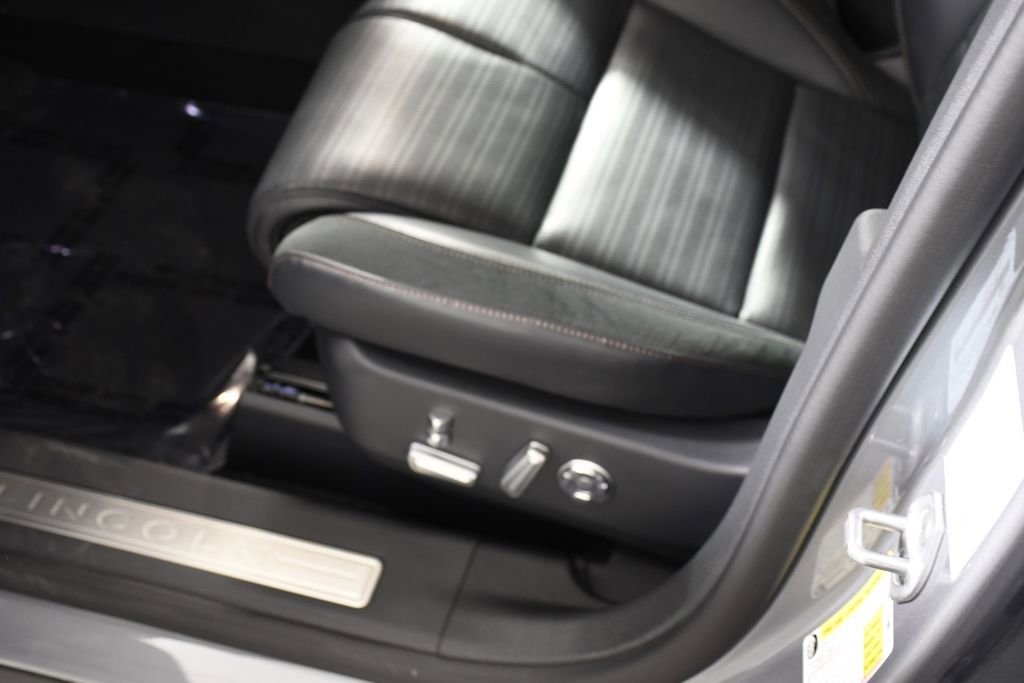 Used 2025 Lincoln Nautilus Reserve image 16