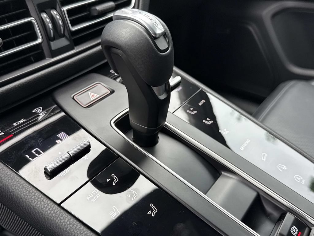 Used 2025 Porsche Macan AWD/4WD image 6