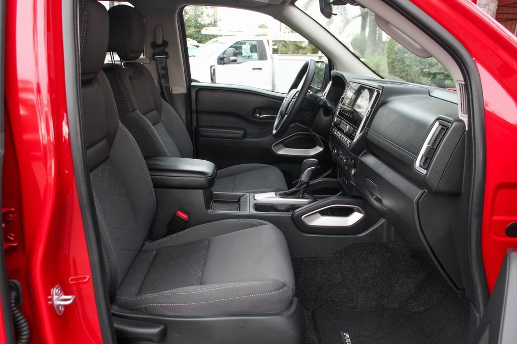 Used 2025 Nissan Frontier SV image 34