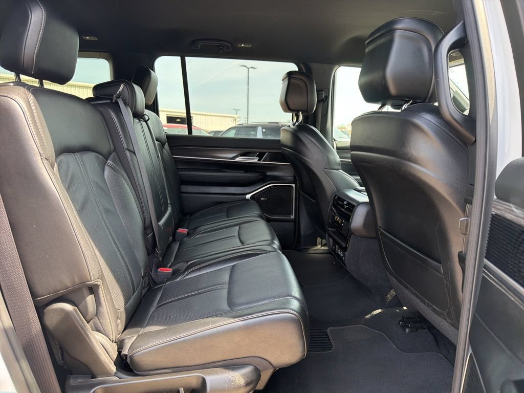 Used 2024 Jeep Wagoneer L Series II w/ Flexible Seating Group AWD/4WD image 30