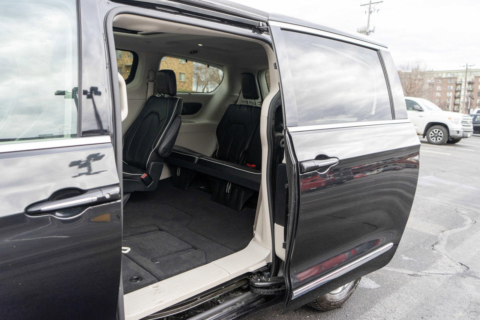 Used 2023 Chrysler Pacifica Limited image 29