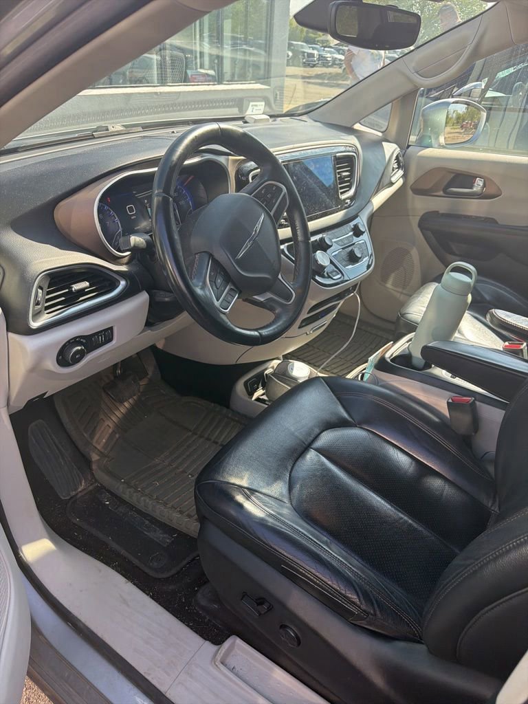 Used 2017 Chrysler Pacifica Touring-L Plus FWD image 3