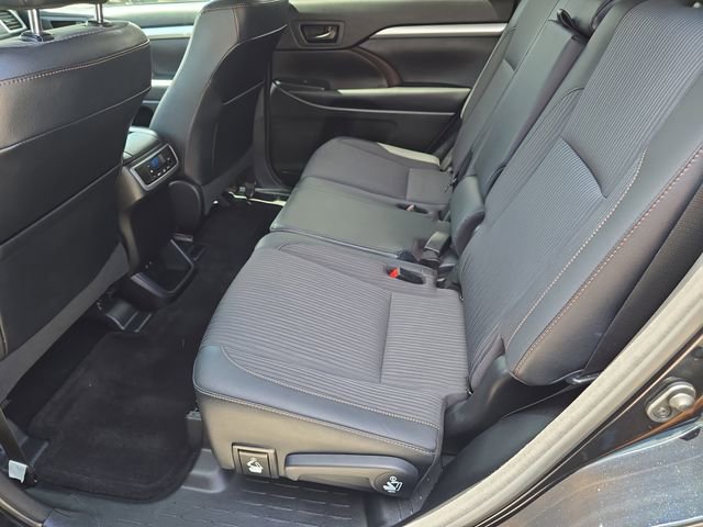 Used 2017 Toyota Highlander Plus AWD/4WD image 17