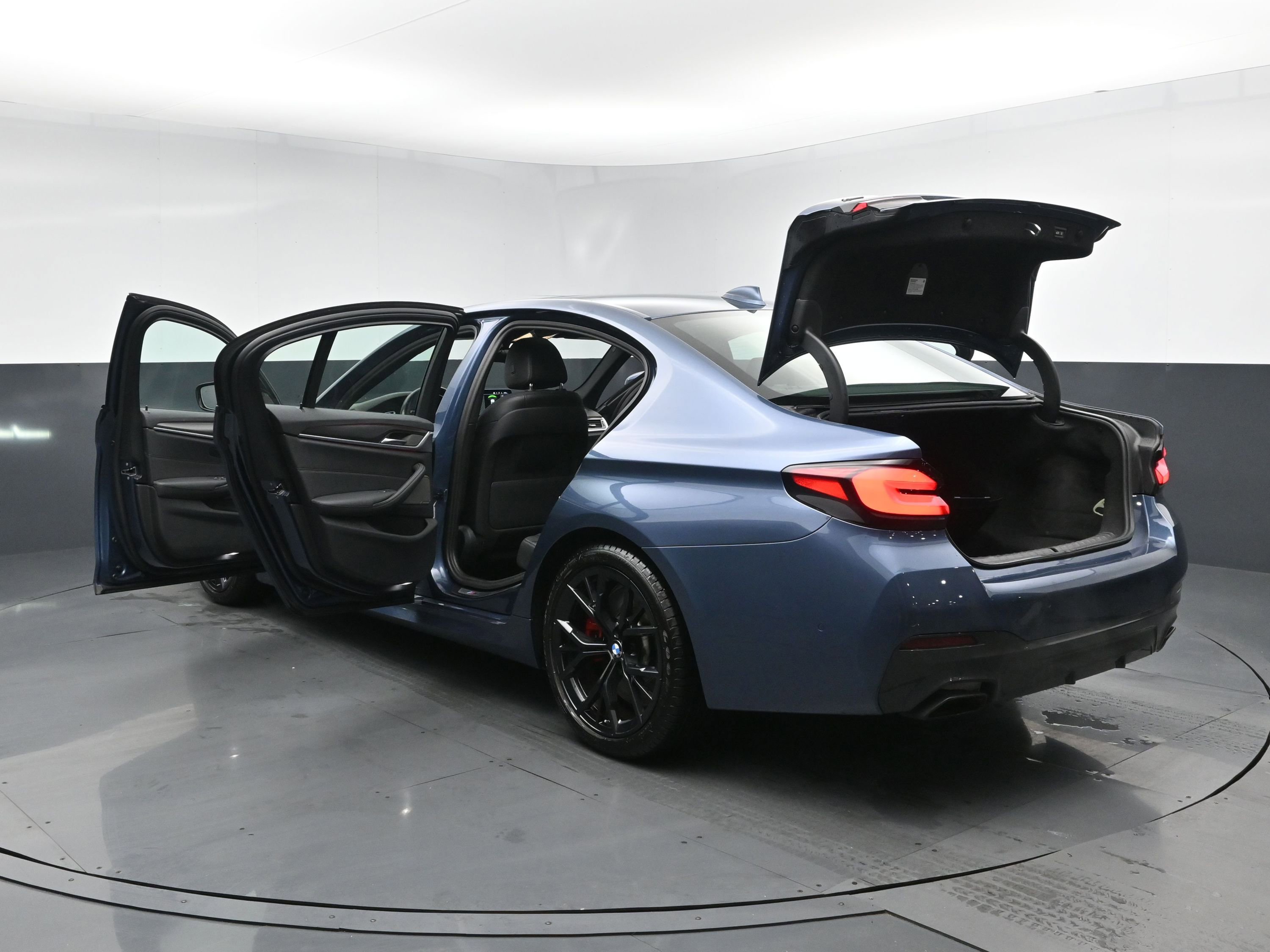 Used 2023 BMW 540i xDrive w/ M Sport Package image 32