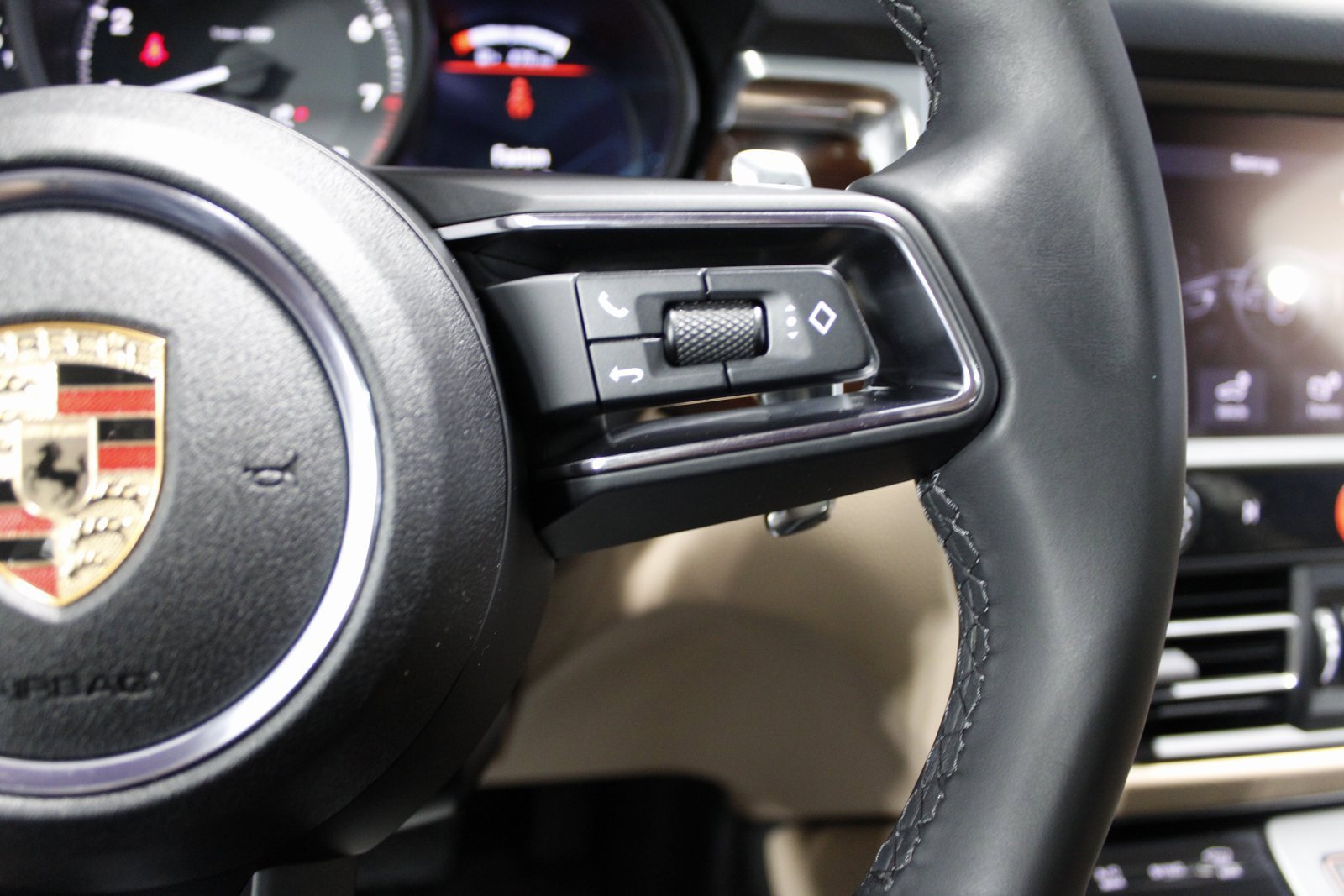 Certified 2025 Porsche Macan image 29