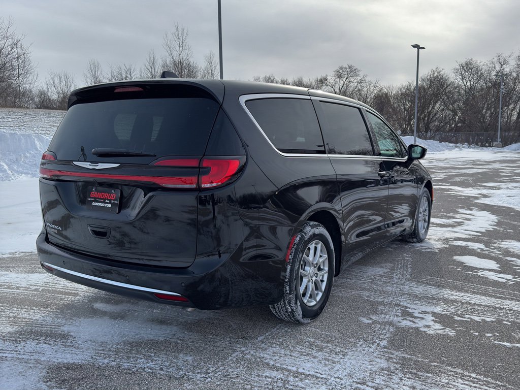New 2026 Chrysler Pacifica Select image 5