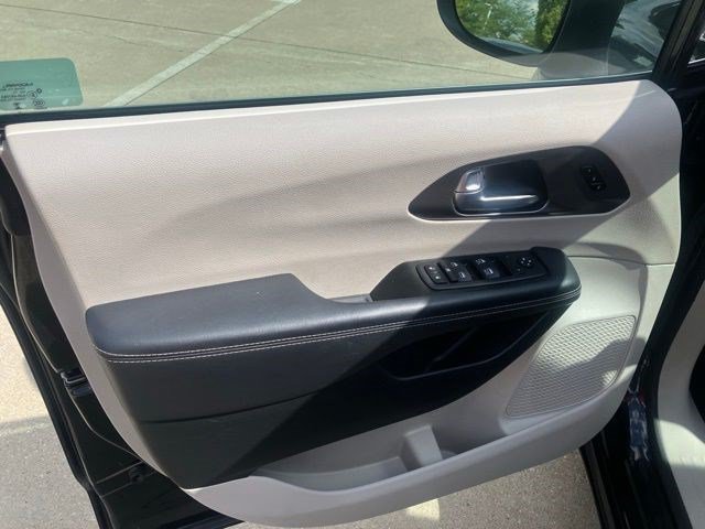 Certified 2023 Chrysler Pacifica Touring-L FWD image 9