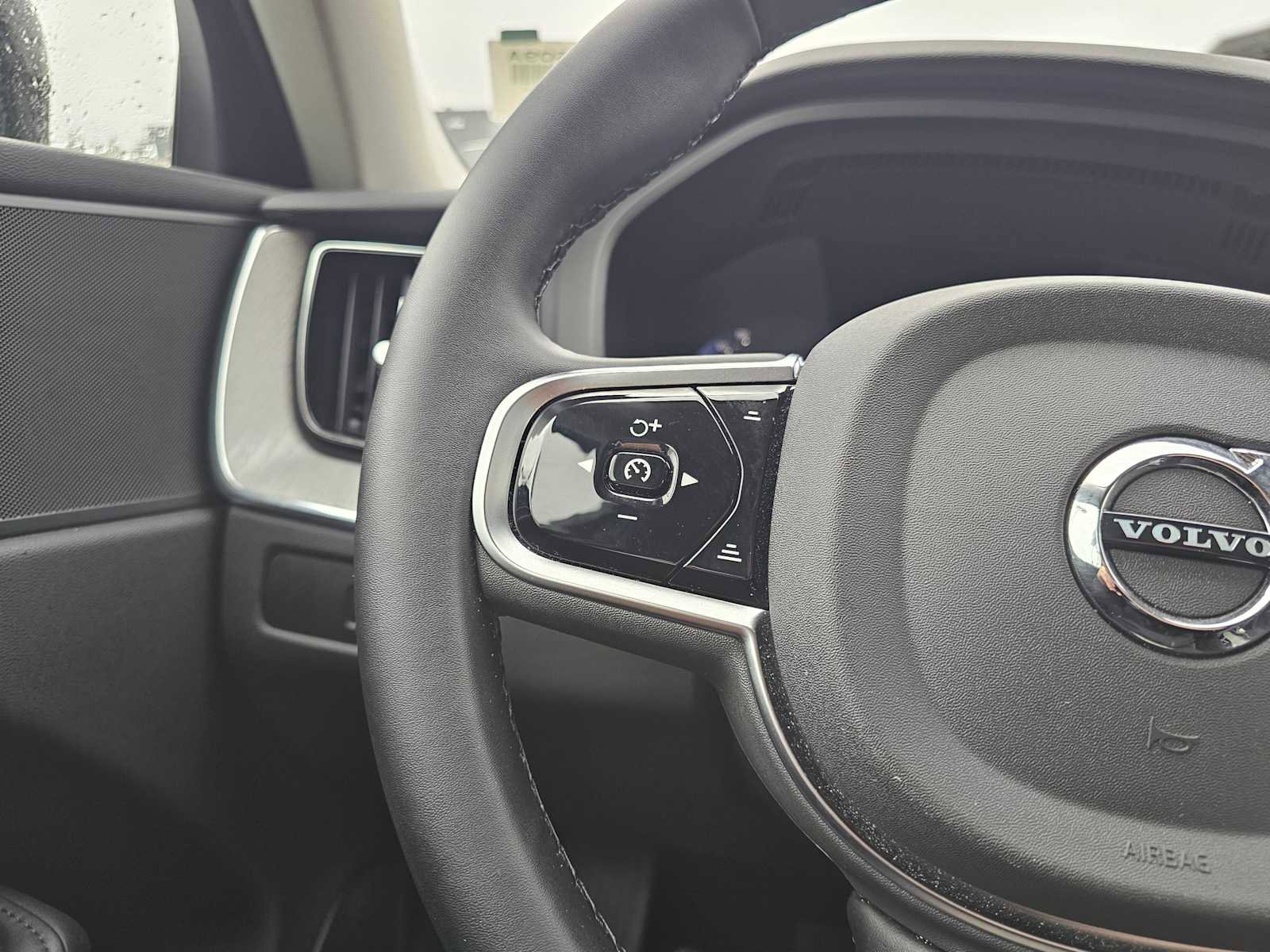 Certified 2025 Volvo XC60 B5 Plus image 31